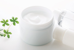 It can be applied to various cosmetics, including creams.