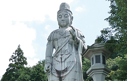 Tenjikutorai Daikannon stone figure at Tsubosaka Temple